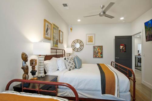 Katil atau katil-katil dalam bilik di Be Our Guest in Utah- Disney Themed Home