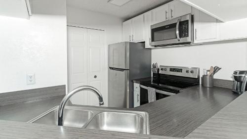 Η κουζίνα ή μικρή κουζίνα στο Landing Apartments - Jacksonville
