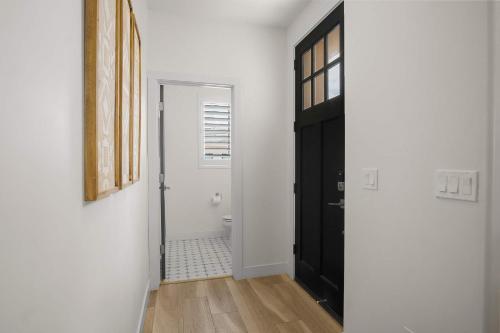 Gambar di galeri bagi The Ranch House-Themed Condo di Washington