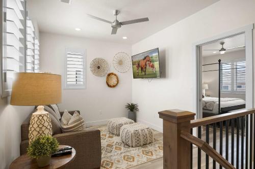Ruang duduk di The Ranch House-Themed Condo