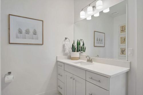 Gambar di galeri bagi The Ranch House-Themed Condo di Washington