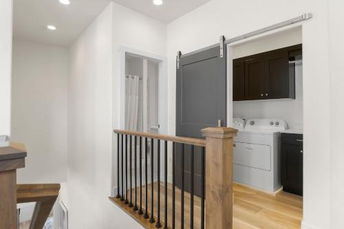 Gambar di galeri bagi The Ranch House-Themed Condo di Washington