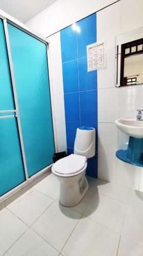 a bathroom with a toilet and a sink at Finca la Campechana in Cumaral
