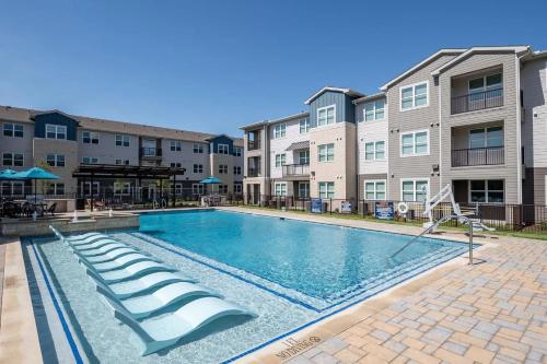a swimming pool at a apartment complex with condos at Landing at Jameson - Rockwall in Rockwall
