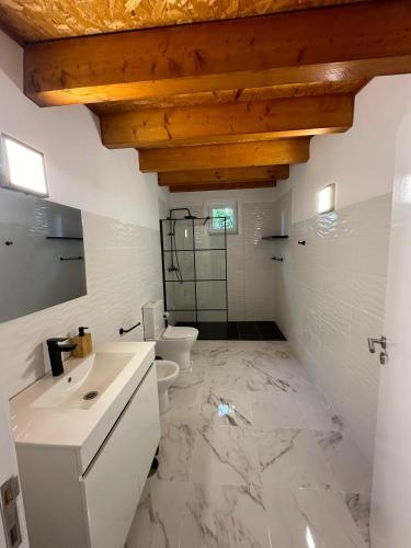 a bathroom with a sink and a toilet at Casa de Ferias Tranquilo in Bitarães