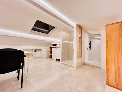 sala de estar con techo abovedado y mesa en Attic Nest Intimité - confort en coliving, en Cagnes-sur-Mer