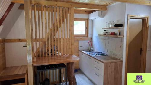Η κουζίνα ή μικρή κουζίνα στο Green Una Wooden House