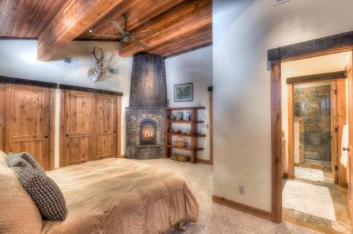 sypialnia z dużym łóżkiem i kominkiem w obiekcie Ridge Court Barrel - Relax in Private Hot Tub w mieście Olympic Valley