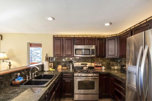 Η κουζίνα ή μικρή κουζίνα στο Mountainside Overlook Lake Views & Hot Tub