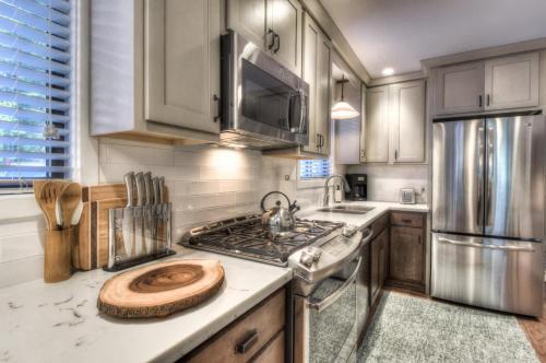 Dapur atau dapur kecil di Moose Manor w BBQ Near Tahoe Hiking