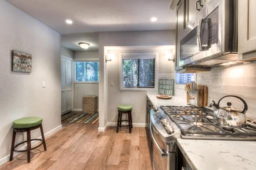 Dapur atau dapur kecil di Moose Manor w BBQ Near Tahoe Hiking