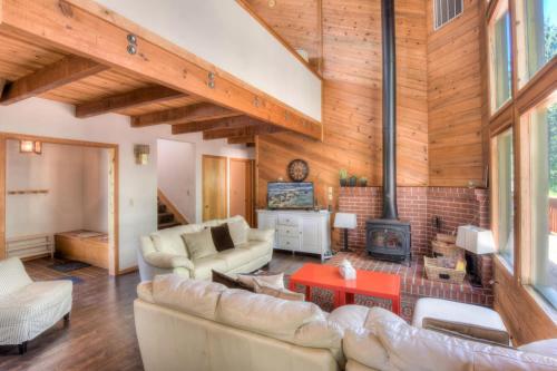 Χώρος καθιστικού στο Northwoods Hangout Near Tahoe Donner