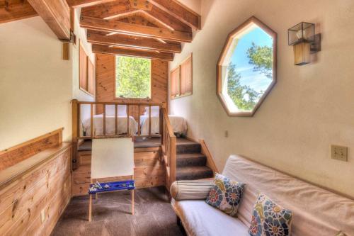 Χώρος καθιστικού στο Northwoods Hangout Near Tahoe Donner