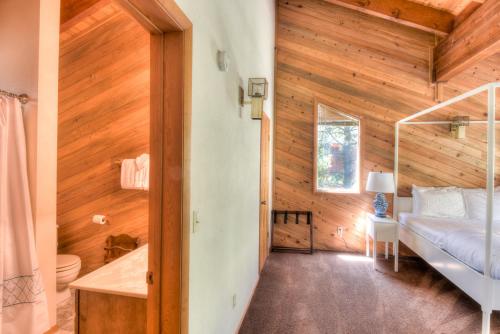 Ένα ή περισσότερα κρεβάτια σε δωμάτιο στο Northwoods Hangout Near Tahoe Donner