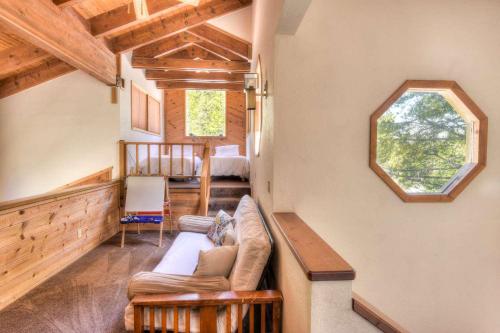Χώρος καθιστικού στο Northwoods Hangout Near Tahoe Donner