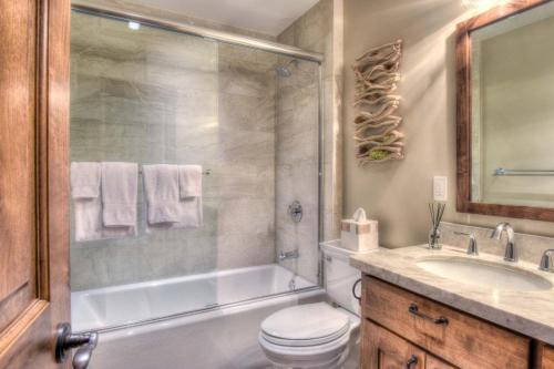 Ein Badezimmer in der Unterkunft Waters Edge Jewel with Lake Views - HOA Access