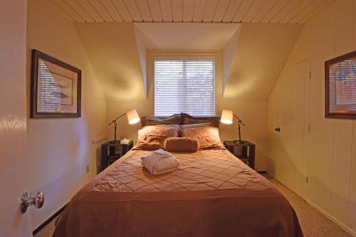 Ένα ή περισσότερα κρεβάτια σε δωμάτιο στο Woodland Chalet - 2 miles from Beach Access