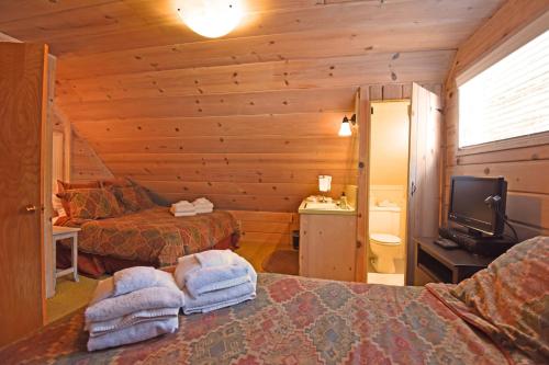 Ένα ή περισσότερα κρεβάτια σε δωμάτιο στο Woodland Chalet - 2 miles from Beach Access