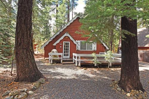 Κήπος έξω από το Woodland Chalet - 2 miles from Beach Access