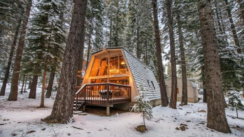 een boomhut in het bos in de sneeuw bij Truckee Cabin Getaway - Sleeps 6 in Truckee