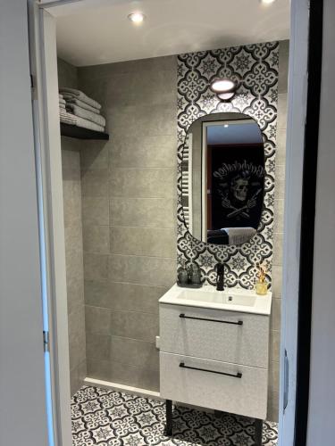 a bathroom with a sink and a mirror at Le Hangar - Studio esprit industriel in Pont-Rémy