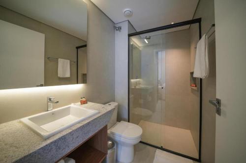 ein Badezimmer mit Waschbecken, Toilette und Dusche in der Unterkunft Resort Gav Muro Alto - PE in Ipojuca