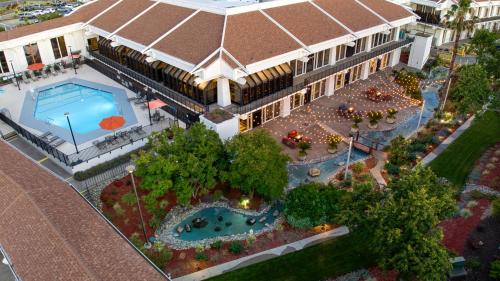 Bazén v ubytování DoubleTree By Hilton Sacramento nebo v jeho okolí
