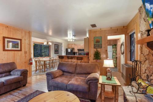 Posezení v ubytování Tahoe Pines Cabin