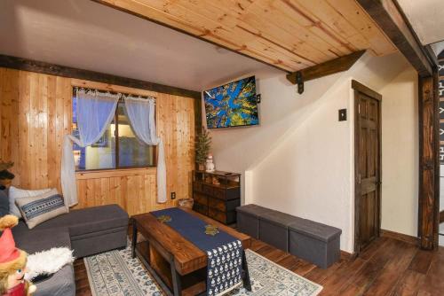 Ruang duduk di Tahoe Pines Cabin