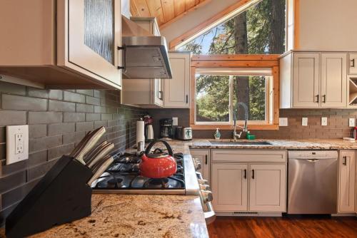 Η κουζίνα ή μικρή κουζίνα στο Luxury Tahoe Chalet Minutes to Dining