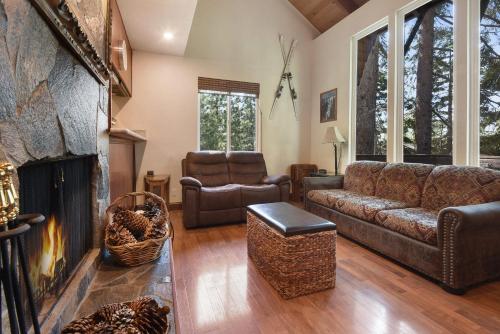 un salon avec un canapé et une cheminée dans l'établissement Tahoe City Getaway Minutes from Lake and Activities, à Tahoe City
