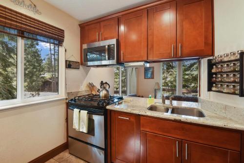Cuisine ou kitchenette dans l'établissement Tahoe City Getaway Minutes from Lake and Activities