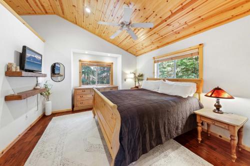a bedroom with a bed and a wooden ceiling at Alpine Gem Near Homewood Mountain in Tahoma
