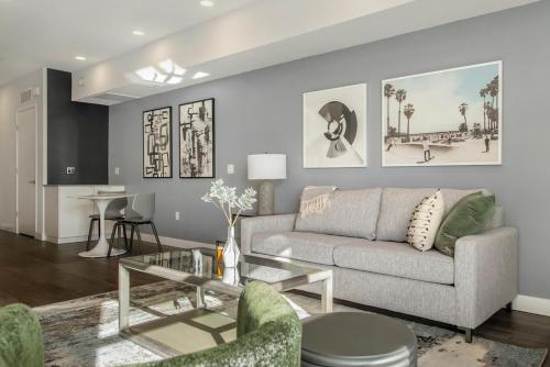 ホームステッドにあるLanding at Seascape Pointe - Homesteadのソファとテーブルのあるリビングルーム