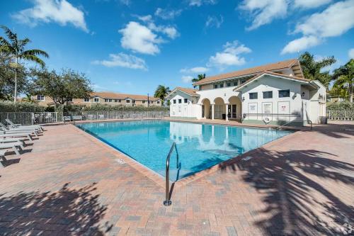 ホームステッドにあるLanding at Seascape Pointe - Homesteadの家の前のプール