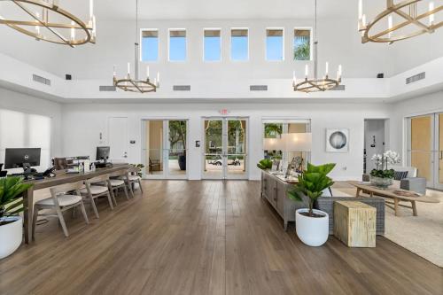 ホームステッドにあるLanding at Seascape Pointe - Homesteadの白い壁のオープンリビングルーム