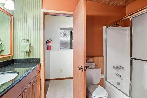Ein Badezimmer in der Unterkunft Comfy Alpine Meadows Endless fun