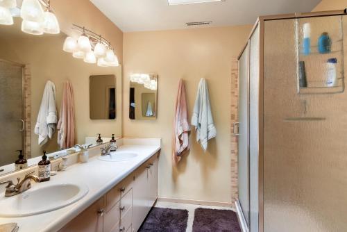 Un baño de Waters Edge Oasis - Shared Pool & Pier Access