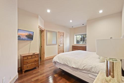 Postel nebo postele na pokoji v ubytování Hilltop Hideaway w Game Room & Forest Views