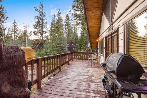 Zdjęcie z galerii obiektu Moose Cabin Year Round Outdoor Fun w BBQ w mieście Carnelian Bay