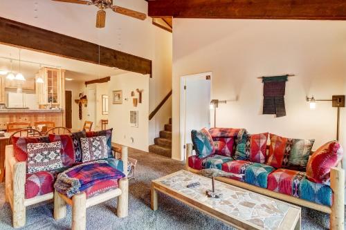 Χώρος καθιστικού στο Alpine Meadows Peak 15 Min to Commons Beach