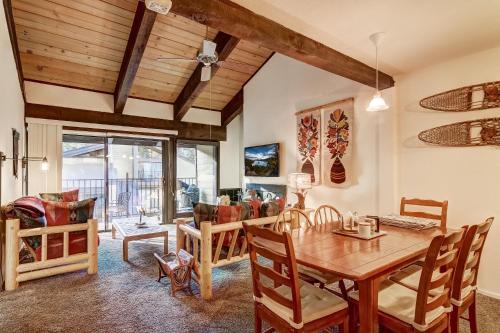 Χώρος καθιστικού στο Alpine Meadows Peak 15 Min to Commons Beach