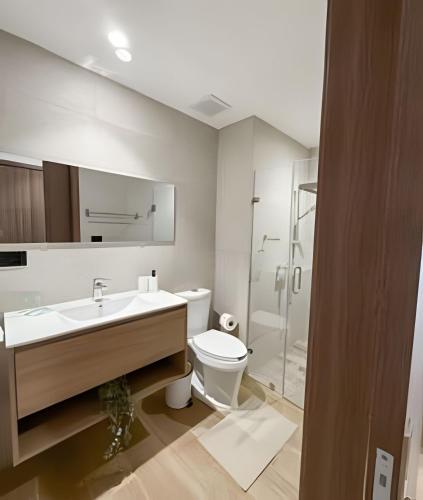 a bathroom with a sink and a toilet at Estudios en el corazón de Punta Cana in Punta Cana