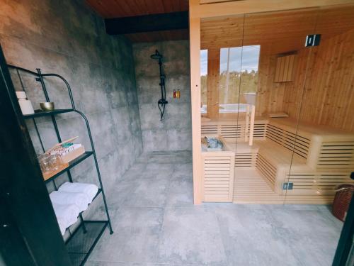 a room with a room with a shower and a toilet at Kuća za odmor Kiara in Karlovac