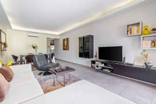Vitismar GroundFloor Apartment with Direct Pool Access in Albufeira
