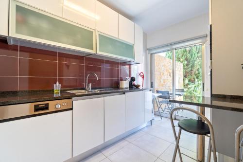 Vitismar GroundFloor Apartment with Direct Pool Access in Albufeira