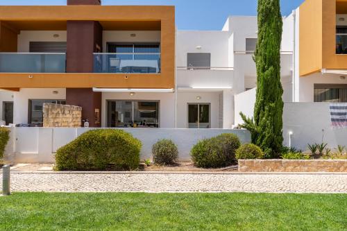 Vitismar GroundFloor Apartment with Direct Pool Access in Albufeira