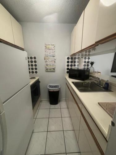 Isla Verde Beach Apartmentsにあるキッチンまたは簡易キッチン