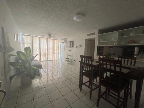 Isla Verde Beach Apartmentsにあるキッチンまたは簡易キッチン