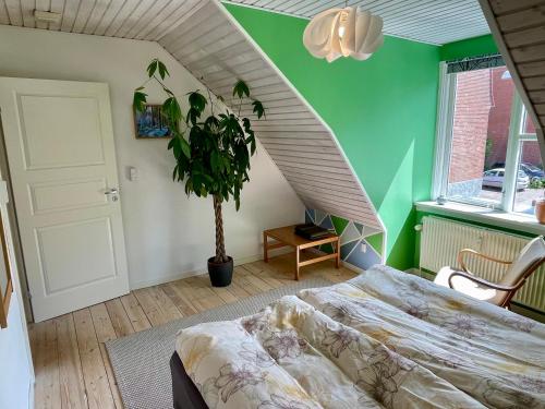 シルケボーにあるSilkeby Bed & Breakfastのベッドルーム1室(ベッド1台、植物付)